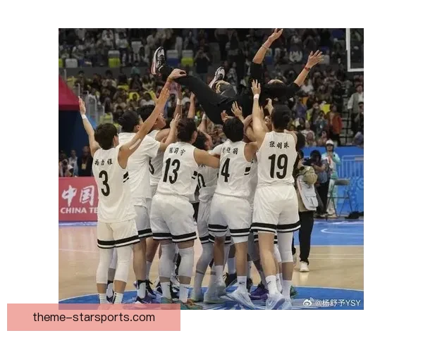 《中国男篮迎战美国队备战世界杯 新阵容引发球迷热议》 《中国男篮迎战美国队备战世界杯 新阵容引发球迷热议》